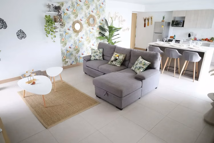 Nuevo condominio de 2 habitaciones listo para usar en Viva Jacó: Vida moderna frente al mar con estilo tropical