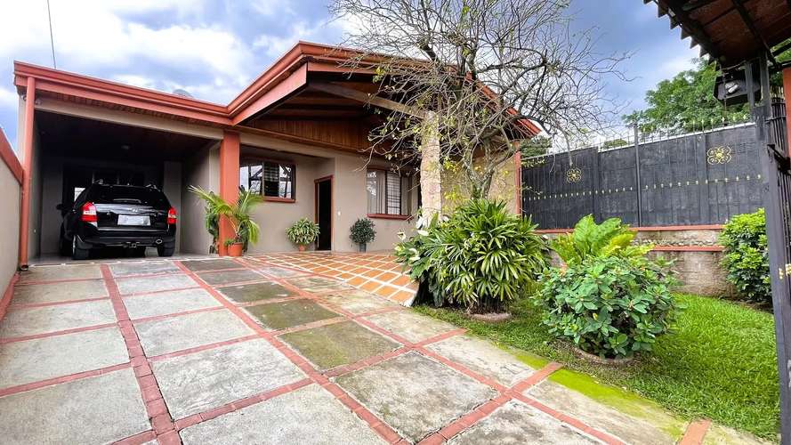 ENCANTADORA CASA EN VENTA EN GRECIA, ALAJUELA