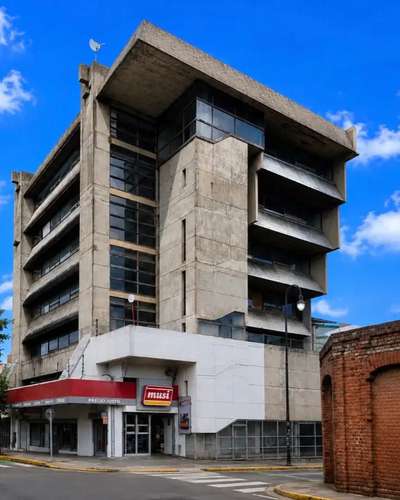 VENTA / Edificio de 7 Niveles con Ubicación Privilegiada en el Corazón de San José