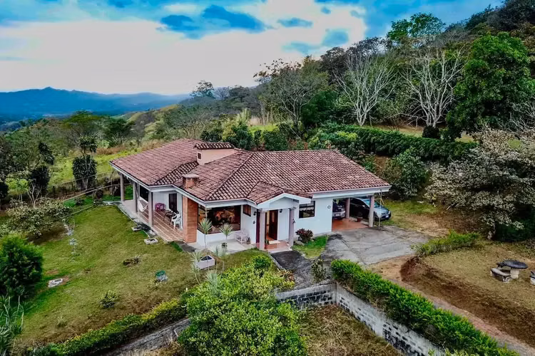 Encantadora casa de 3 dormitorios con vistas a la montaña en Grecia, Alajuela