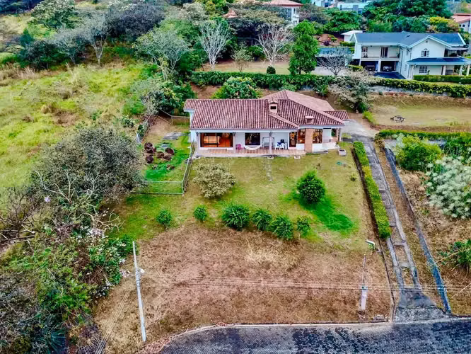 Encantadora casa de 3 dormitorios con vistas a la montaña en Grecia, Alajuela - Imagen 2