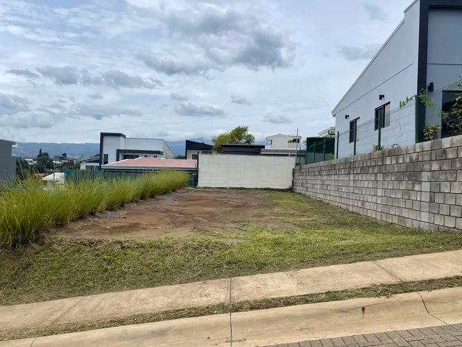 Terreno de 207 m² en Grecia, Alajuela: Construya la casa de sus sueños en un entorno privilegiado - Imagen 4