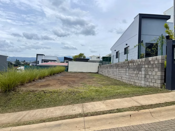 Terreno de 207 m² en Grecia, Alajuela: Construya la casa de sus sueños en un entorno privilegiado