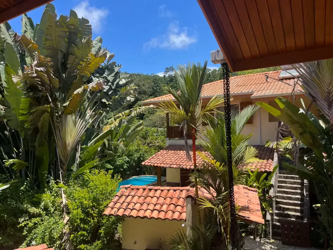 Casa de 2 dormitorios en excelente ubicación + 6 apartamentos de alquiler y piscina a pasos de la playa en el corazón de Santa Teresa - Imagen 7
