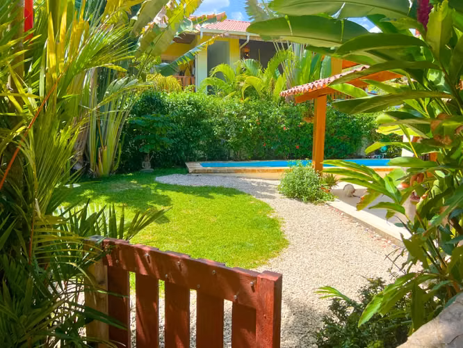 Casa de 2 dormitorios en excelente ubicación + 6 apartamentos de alquiler y piscina a pasos de la playa en el corazón de Santa Teresa - Imagen 11