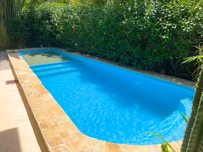 Casa de 2 dormitorios en excelente ubicación + 6 apartamentos de alquiler y piscina a pasos de la playa en el corazón de Santa Teresa - Imagen 18