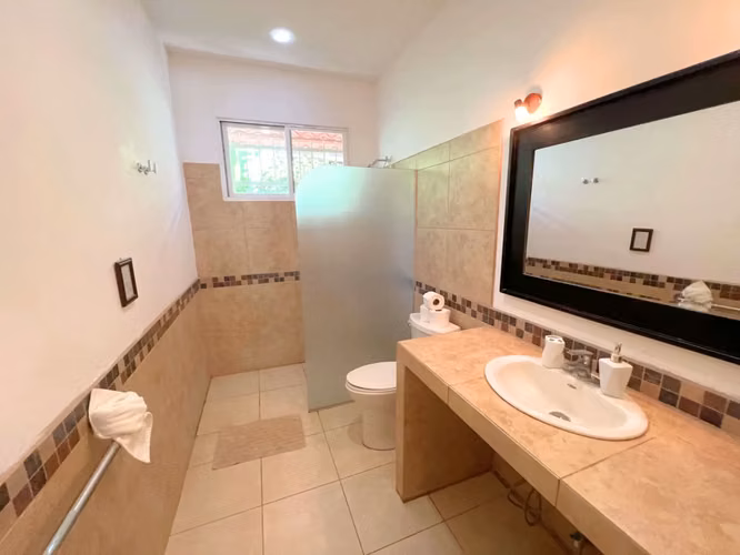 Casa de 2 dormitorios en excelente ubicación + 6 apartamentos de alquiler y piscina a pasos de la playa en el corazón de Santa Teresa - Imagen 19