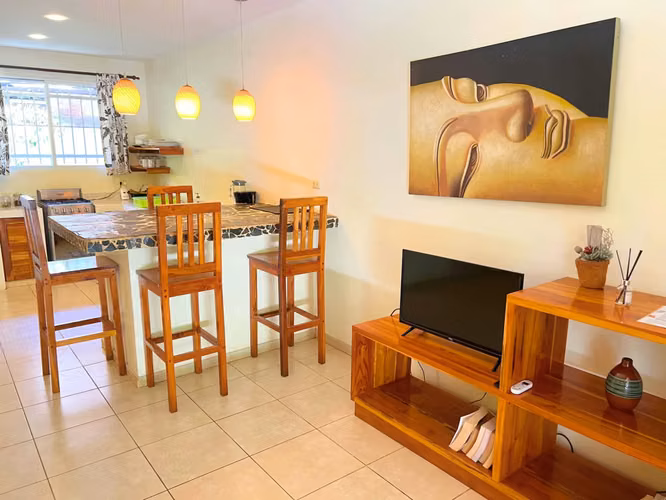 Casa de 2 dormitorios en excelente ubicación + 6 apartamentos de alquiler y piscina a pasos de la playa en el corazón de Santa Teresa - Imagen 10