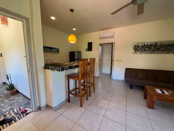 Casa de 2 dormitorios en excelente ubicación + 6 apartamentos de alquiler y piscina a pasos de la playa en el corazón de Santa Teresa - Imagen 2