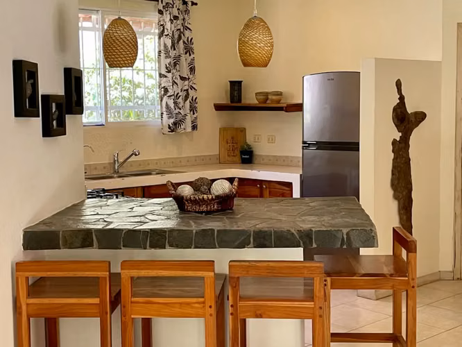 Casa de 2 dormitorios en excelente ubicación + 6 apartamentos de alquiler y piscina a pasos de la playa en el corazón de Santa Teresa - Imagen 15