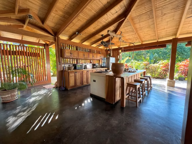 Finca de lujo en Santa Teresa Hills: 3 villas, 1 casa, terraza de yoga, 3 piscinas y vistas al océano y a la selva. - Imagen 3