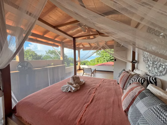 Finca de lujo en Santa Teresa Hills: 3 villas, 1 casa, terraza de yoga, 3 piscinas y vistas al océano y a la selva. - Imagen 9