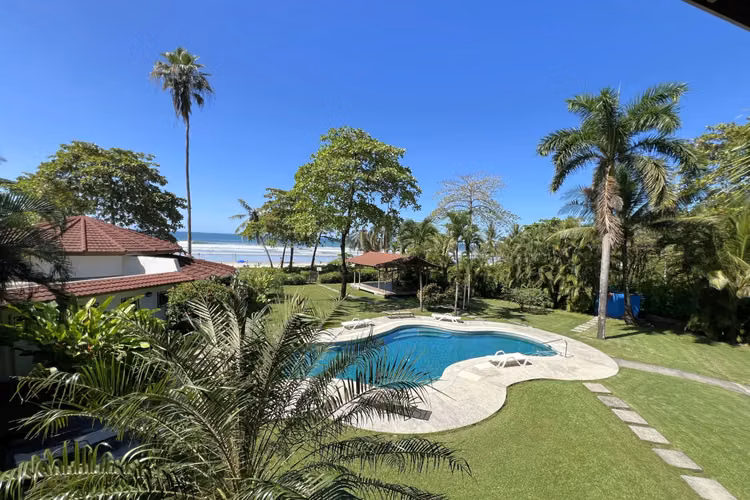 Casa de 7 dormitorios con piscina frente al mar en Santa Teresa: ¡Ingresos por alquiler llave en mano! - Imagen 10