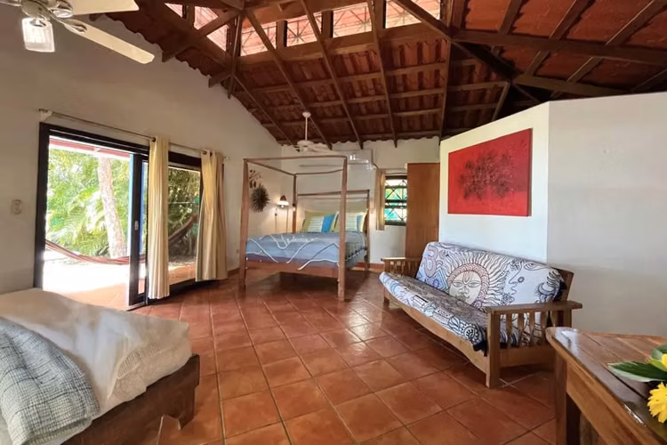 Casa de 7 dormitorios con piscina frente al mar en Santa Teresa: ¡Ingresos por alquiler llave en mano! - Imagen 20