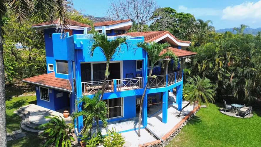 Casa de 7 dormitorios con piscina frente al mar en Santa Teresa: ¡Ingresos por alquiler llave en mano! - Imagen 1