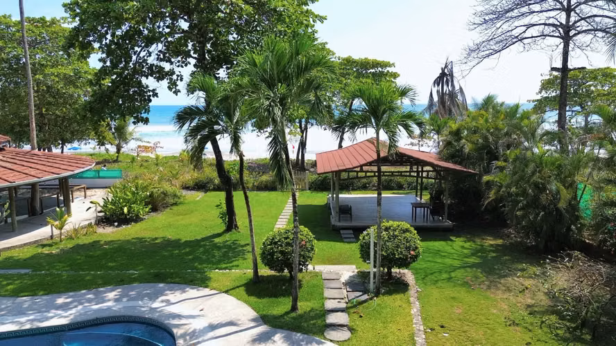 Casa de 7 dormitorios con piscina frente al mar en Santa Teresa: ¡Ingresos por alquiler llave en mano! - Imagen 12