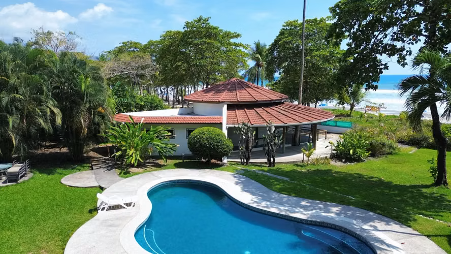 Casa de 7 dormitorios con piscina frente al mar en Santa Teresa: ¡Ingresos por alquiler llave en mano! - Imagen 15