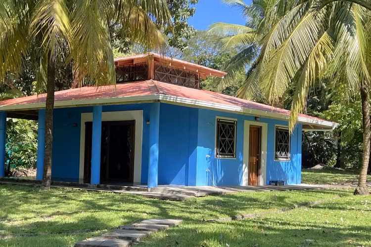 Casa de 7 dormitorios con piscina frente al mar en Santa Teresa: ¡Ingresos por alquiler llave en mano! - Imagen 18