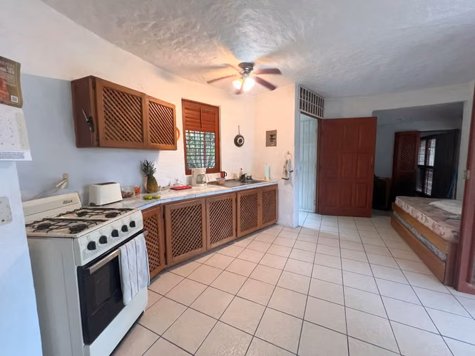 Casa Blanca – Vida Costera – ¡Oportunidad Comercial! - Imagen 4