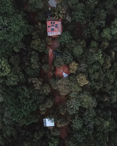 Eco-Alojamiento Sostenible en la Selva con Vistas al Mar y al Valle - Imagen 5