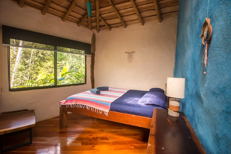 Eco-Alojamiento Sostenible en la Selva con Vistas al Mar y al Valle - Imagen 14