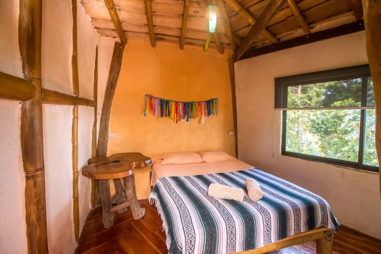 Eco-Alojamiento Sostenible en la Selva con Vistas al Mar y al Valle - Imagen 15