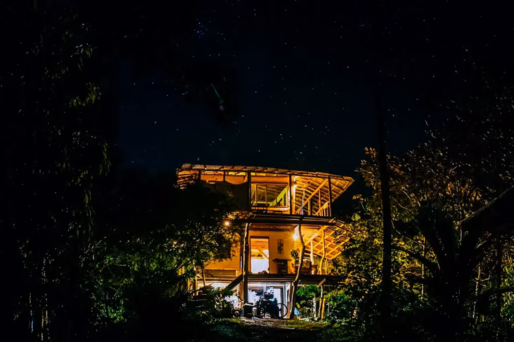 Eco-Alojamiento Sostenible en la Selva con Vistas al Mar y al Valle - Imagen 2