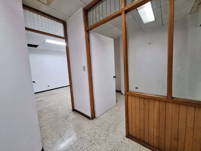 Prime Espacio Comercial Moderno de 741m2 en Escazú, San José - Imagen 18