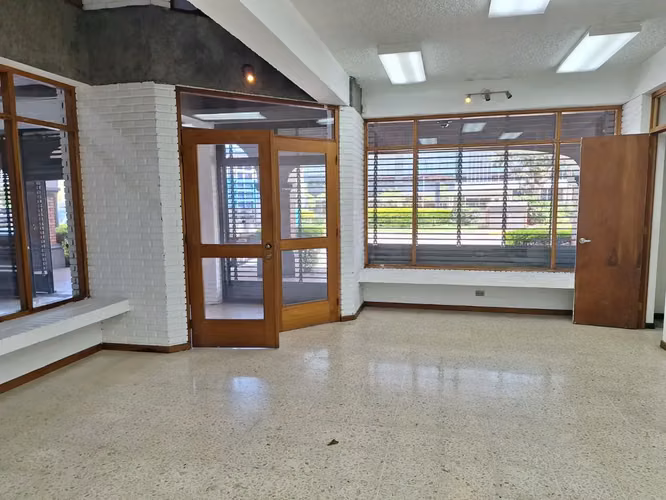 Prime Espacio Comercial Moderno de 741m2 en Escazú, San José - Imagen 16
