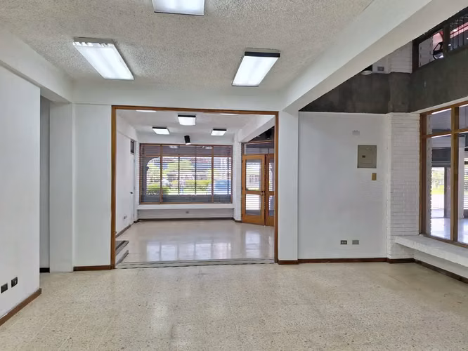Prime Espacio Comercial Moderno de 741m2 en Escazú, San José - Imagen 14