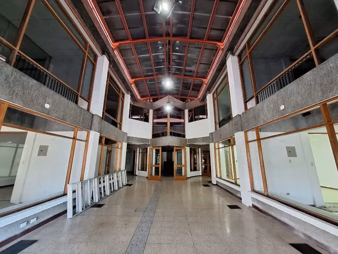 Prime Espacio Comercial Moderno de 741m2 en Escazú, San José - Imagen 2