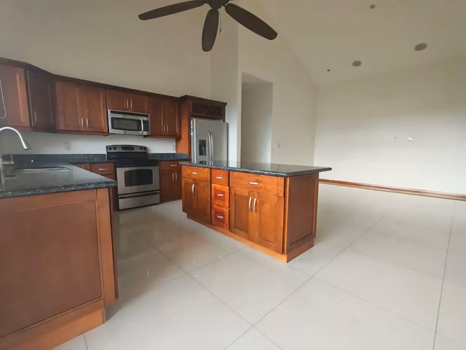 Se alquila espacioso apartamento de 3 habitaciones en Escazú con vistas panorámicas a la ciudad. - Imagen 3