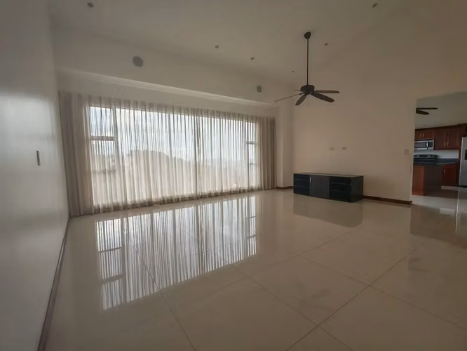 Se alquila espacioso apartamento de 3 habitaciones en Escazú con vistas panorámicas a la ciudad. - Imagen 6