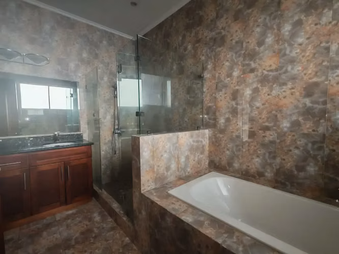 Se alquila espacioso apartamento de 3 habitaciones en Escazú con vistas panorámicas a la ciudad. - Imagen 12