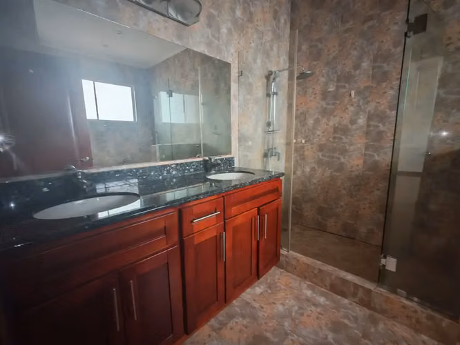 Se alquila espacioso apartamento de 3 habitaciones en Escazú con vistas panorámicas a la ciudad. - Imagen 11