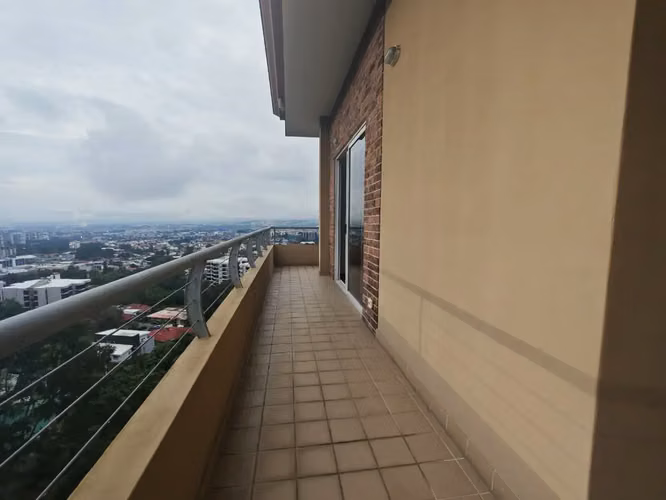 Se alquila espacioso apartamento de 3 habitaciones en Escazú con vistas panorámicas a la ciudad. - Imagen 19