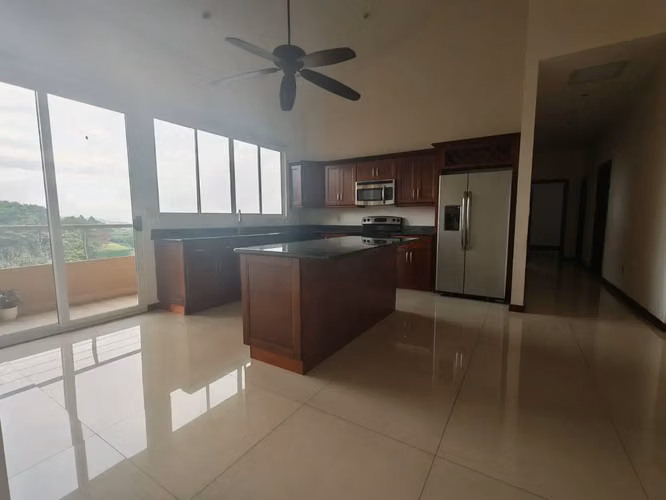 Se alquila espacioso apartamento de 3 habitaciones en Escazú con vistas panorámicas a la ciudad. - Imagen 4