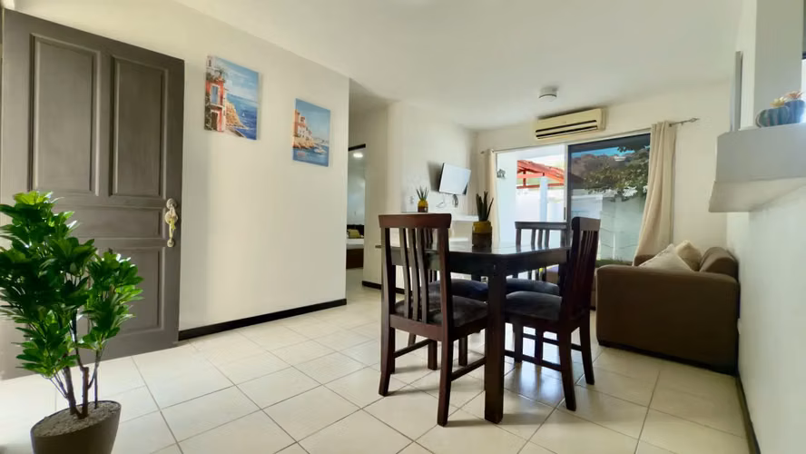 Acogedora casa de 3 dormitorios en una comunidad cerrada en Herradura con comodidades estilo resort. - Imagen 5