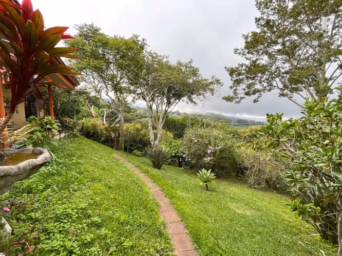 Casa en la ladera con impresionantes vistas panorámicas al valle en Santa Bárbara, Heredia - Imagen 14