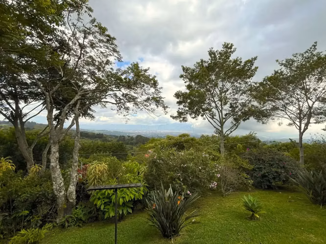 Casa en la ladera con impresionantes vistas panorámicas al valle en Santa Bárbara, Heredia - Imagen 17