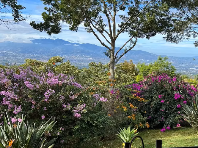 Casa en la ladera con impresionantes vistas panorámicas al valle en Santa Bárbara, Heredia - Imagen 3