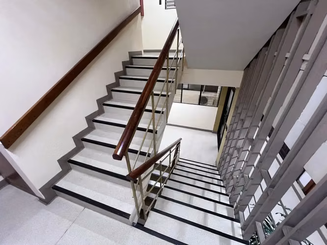 Edificio renovado ideal para uso comercial o institucional - Imagen 1