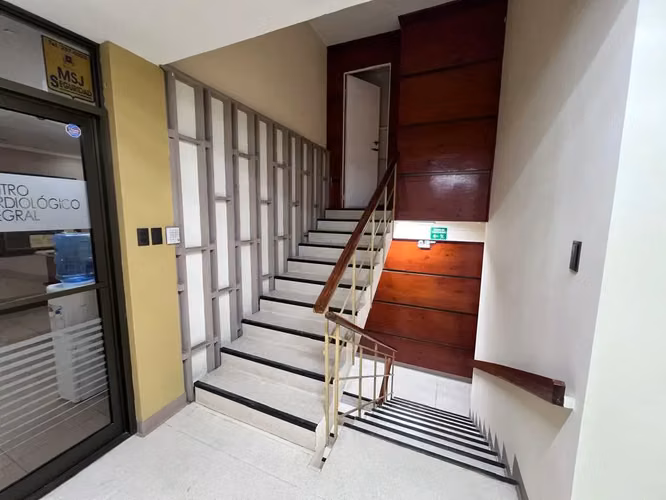 Edificio renovado ideal para uso comercial o institucional - Imagen 5