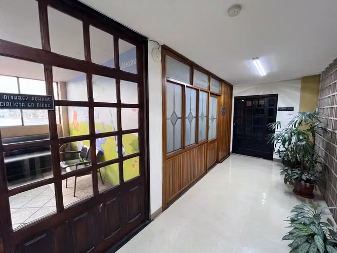 Edificio renovado ideal para uso comercial o institucional - Imagen 2