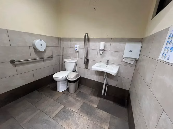 Edificio renovado ideal para uso comercial o institucional - Imagen 7