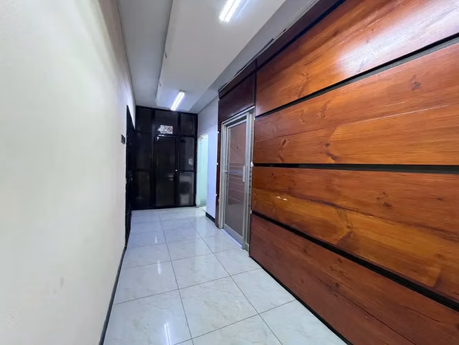 Edificio renovado ideal para uso comercial o institucional - Imagen 3