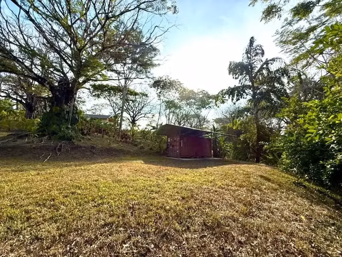 Terreno selvático de 1.494 m² en Delicias con espacio para almacenamiento en contenedores y potencial para construir una vivienda | A 15 minutos de Playa Carmen