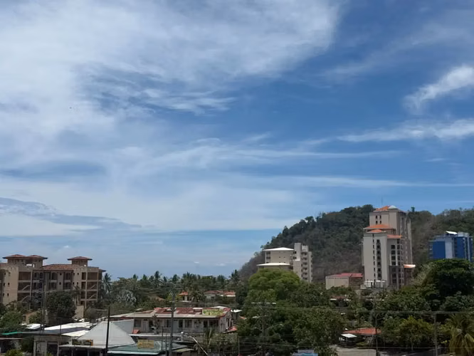 Vive en Jaco, un lujoso condominio con vista al mar y estilo de vida moderno con comodidades de resort. - Imagen 12