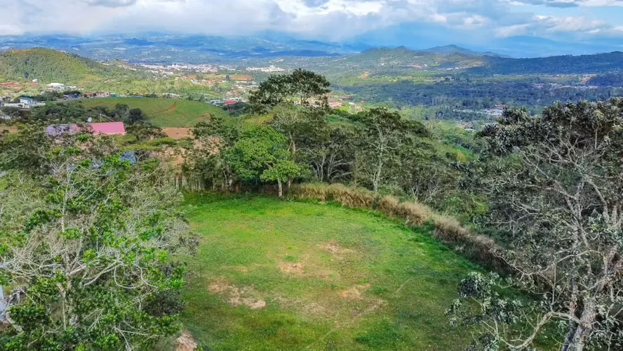 Amplio terreno de 2500 m² en Santiago, San Ramón, Costa Rica. - Imagen 2