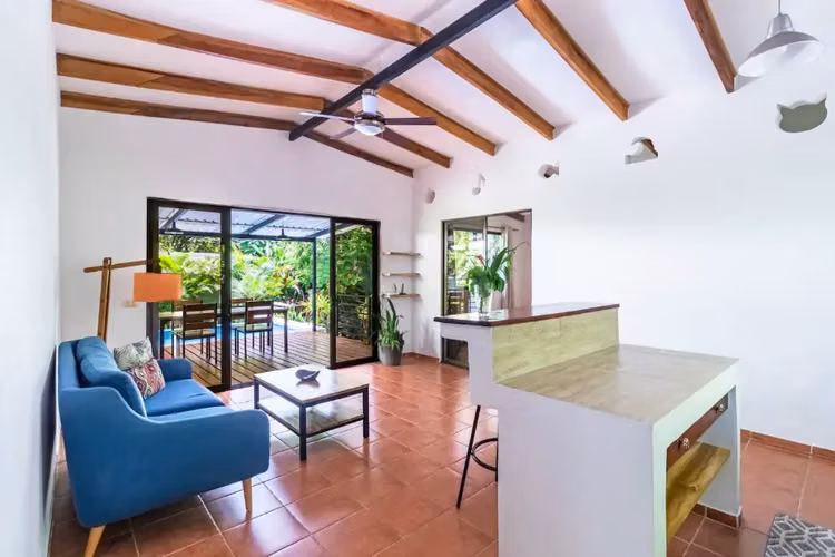 Casa de dos habitaciones con estudio y piscina a 5 minutos de la playa de Santa Teresa - Imagen 2